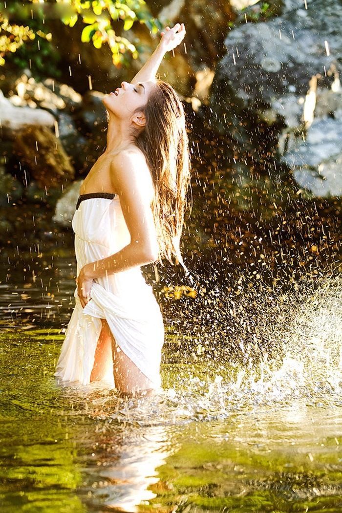 Marie Avgeropoulos in Depok