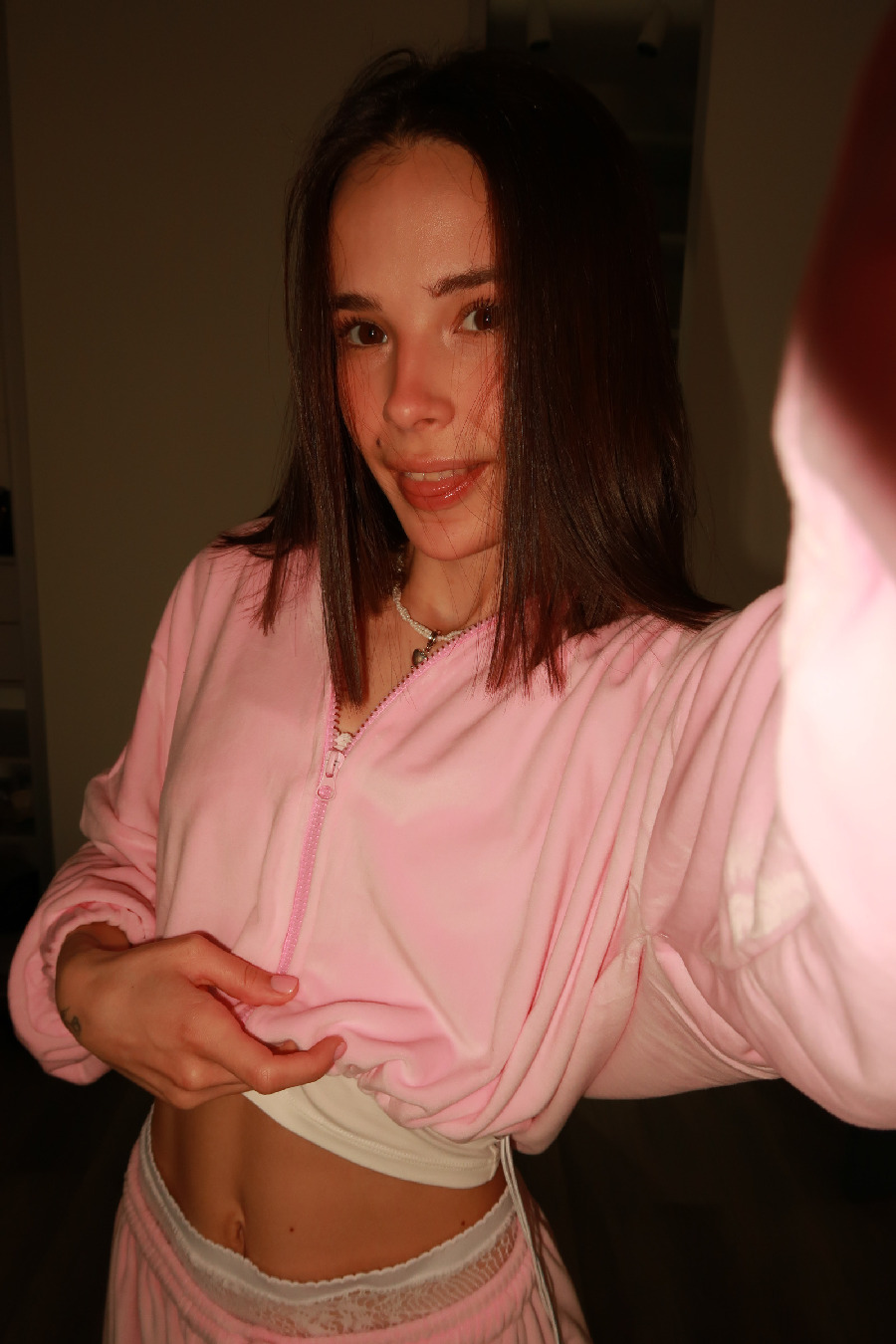 Tina brings the glow — live moments in Depok